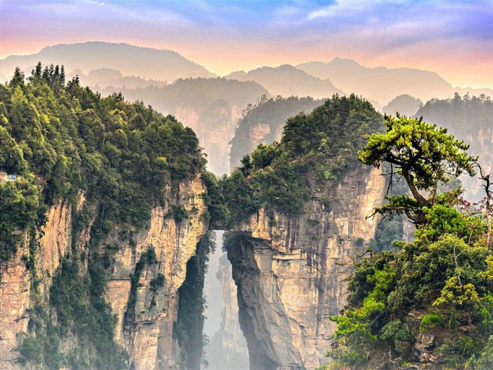 Explore the charm of Hunan, encounter the picturesque scenery of Wuling, and appreciate a unique charm