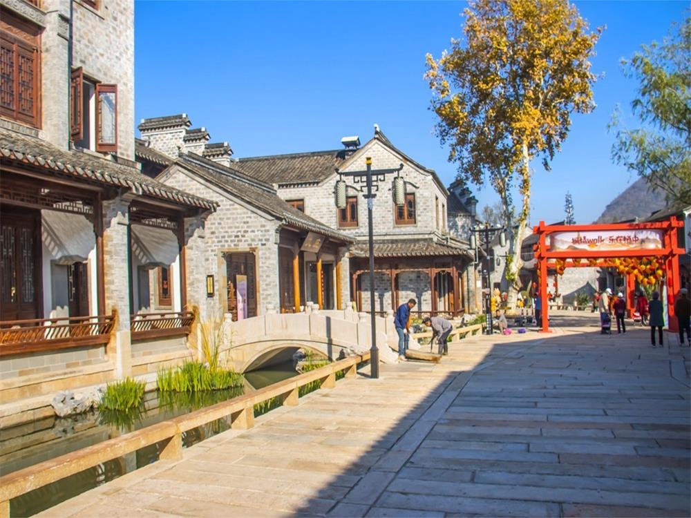 Nanjing: Exploring the Ming Xiaoling Mausoleum, Night Tour of Confucius Temple, Boating on Qinhuai River, Remembering Zhongshan Mausoleum, Tasting the Ancient Capital Style of Jinling
